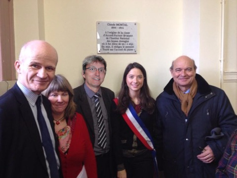 Apposition de la plaque dans la Classe d'Accord-Facture